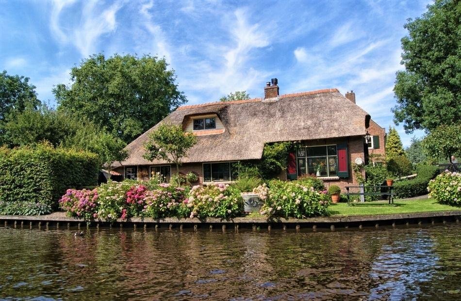 Amsterdam to Giethoorn travel guide - the city with no roads Netherlands