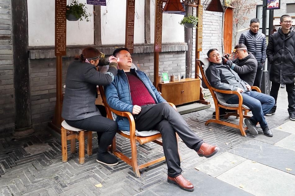 Ear picking at Kuan Alley and Zhai Alley, Chengdu