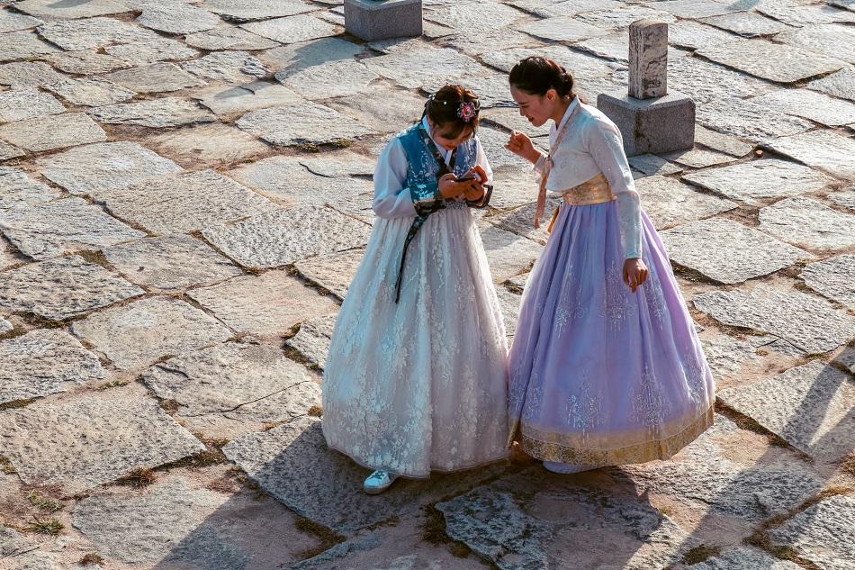 Korean girls wearing hanbok at Gyeongbokgung Palace, Seoul