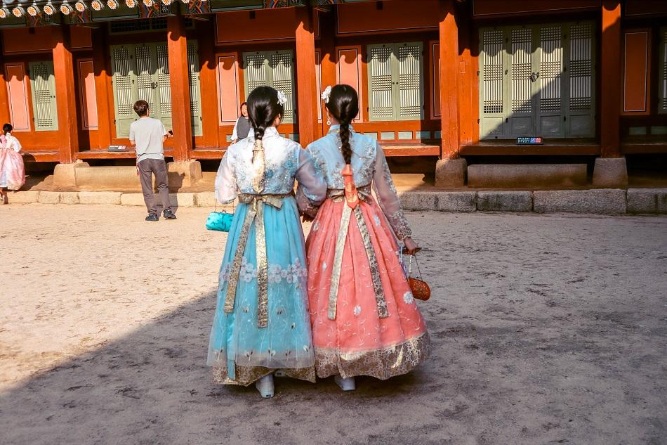 Korean girls wearing hanbok at Gyeongbokgung Palace, Seoul