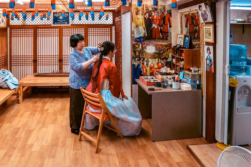 Girls renting a hanbok in Seoul