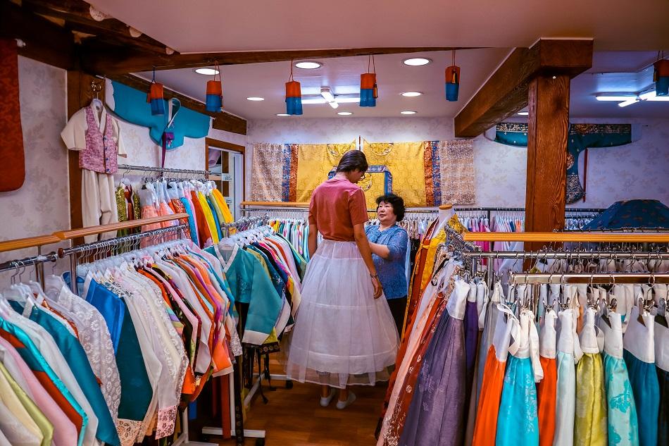 Girls renting a hanbok in Seoul