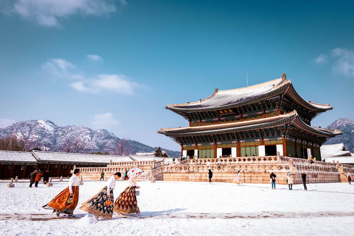 Gyeongbokgung Palace South Korea winter. Girls dressed in haboks at the palace - things to do in Korea in Winter, winter destinations in Korea, winter activities in South Korea